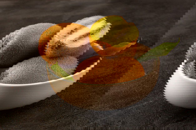 Front Closed Up View Brown Kiwis Fresh Ripe Isolated Juicy Mellow Whole Fruits Along With Green Leaves Inside White Plate 140725 17986 1