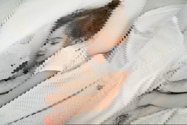 Cute Little Girl Is Sleeping Bed With Teddy Bear Toy 169016 4225 1