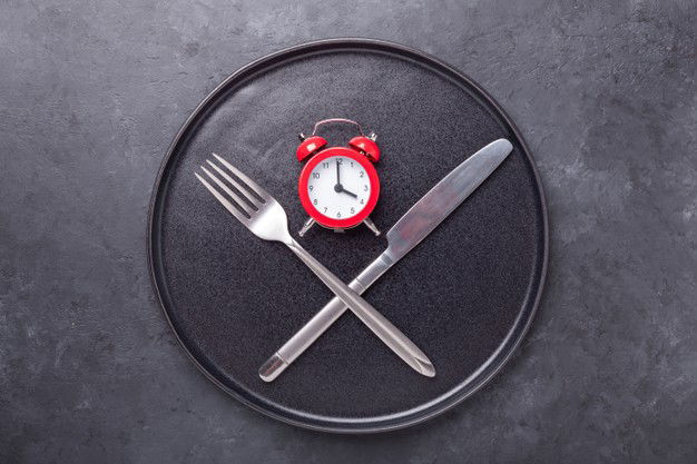 Red Alarm Clock Fork Knife Empty Black Ceramic Plate Dark Stone Background Intermittent Fasting Concept Image 107210 1171