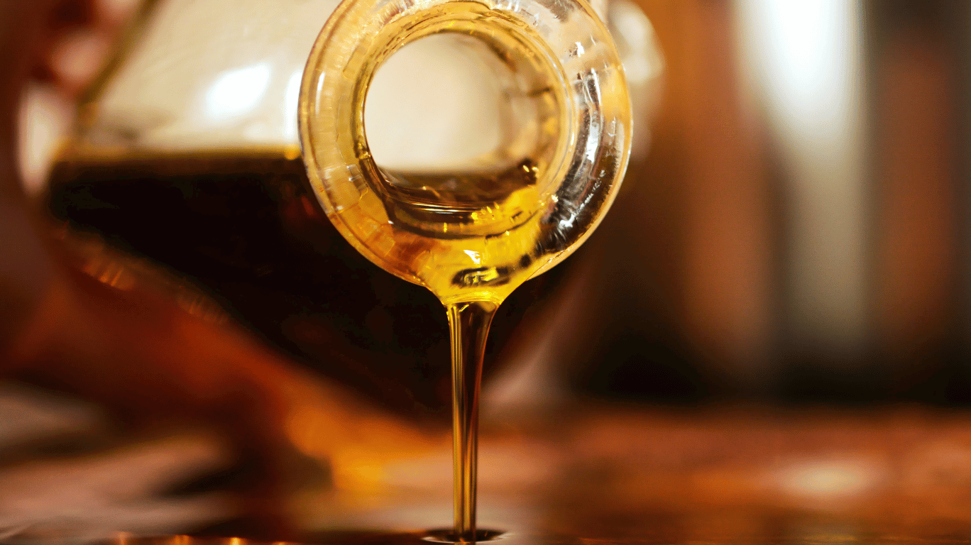 Refined Oil Disadvantages 1 Bottles Of Refined Oil With Labels Highlighting Health Risks Like Obesity, Heart Disease, And Nutrient Loss