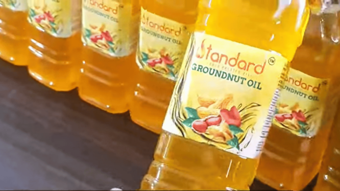 नैसर्गिक पद्धतीने तयार होणारे लाकडी घाण्याचे तेल!