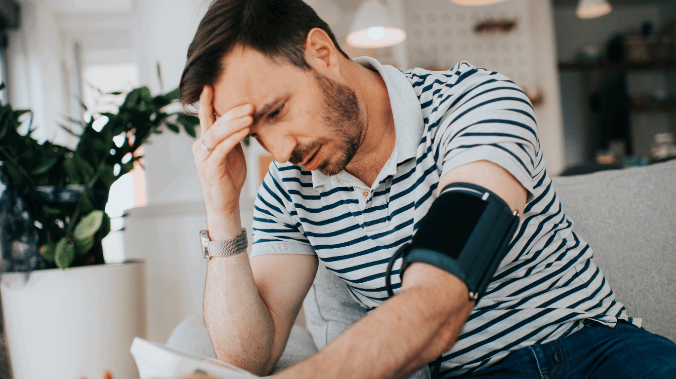 நல்லெண்ணெயில் உள்ள ஆன்டி-ஆக்ஸிடன்ட்கள் மற்றும் பாலி அன்சாச்சுரேட்டட் கொழுப்புக்கள் இரத்த அழுத்தத்தை குறைக்கும் மற்றும் இரத்த அழுத்த மருந்துகளை குறைக்க உதவும்.