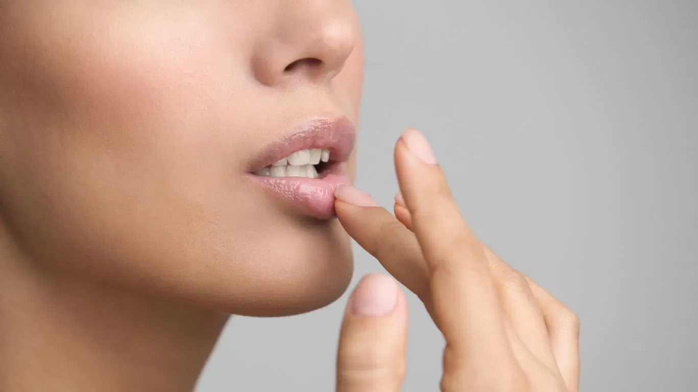 தினமும் இரவில் தூங்குவதற்கு முன் இப்பெண்ணெயை உதட்டில் தடவி வந்தால், மென்மையும் பொலிவும் கிடைக்கும்.