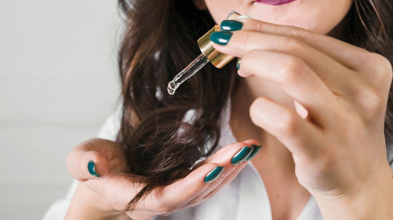 இது முடி வேர்களை பலப்படுத்தி, உதிர்வைத் தடுக்க உதவுகிறது.