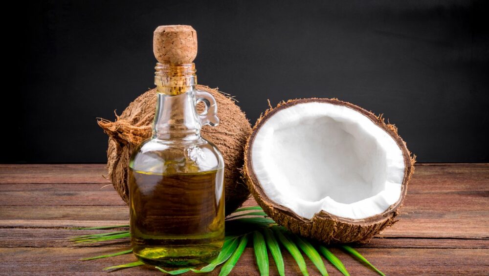 தேங்காய் எண்ணெய் இயற்கையான மருந்தாகப் பயன்பட்டு, முடி வளர்ச்சியிலும் தோல் பாதுகாப்பிலும் சிறப்பாக உதவுகிறது. நோய் எதிர்ப்பு திறனை அதிகரிக்கும் அற்புதமான உடல் நல எண்ணெய்!