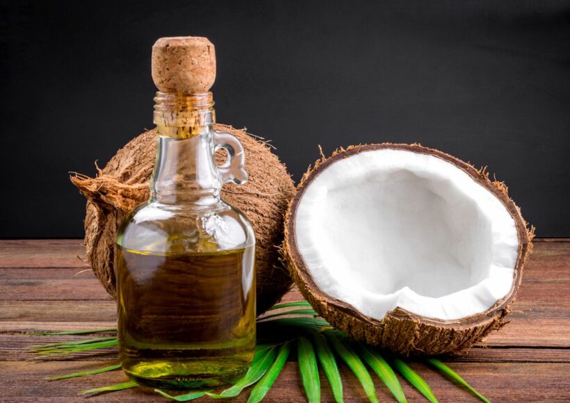 தேங்காய் எண்ணெய் இயற்கையான மருந்தாகப் பயன்பட்டு, முடி வளர்ச்சியிலும் தோல் பாதுகாப்பிலும் சிறப்பாக உதவுகிறது. நோய் எதிர்ப்பு திறனை அதிகரிக்கும் அற்புதமான உடல் நல எண்ணெய்!