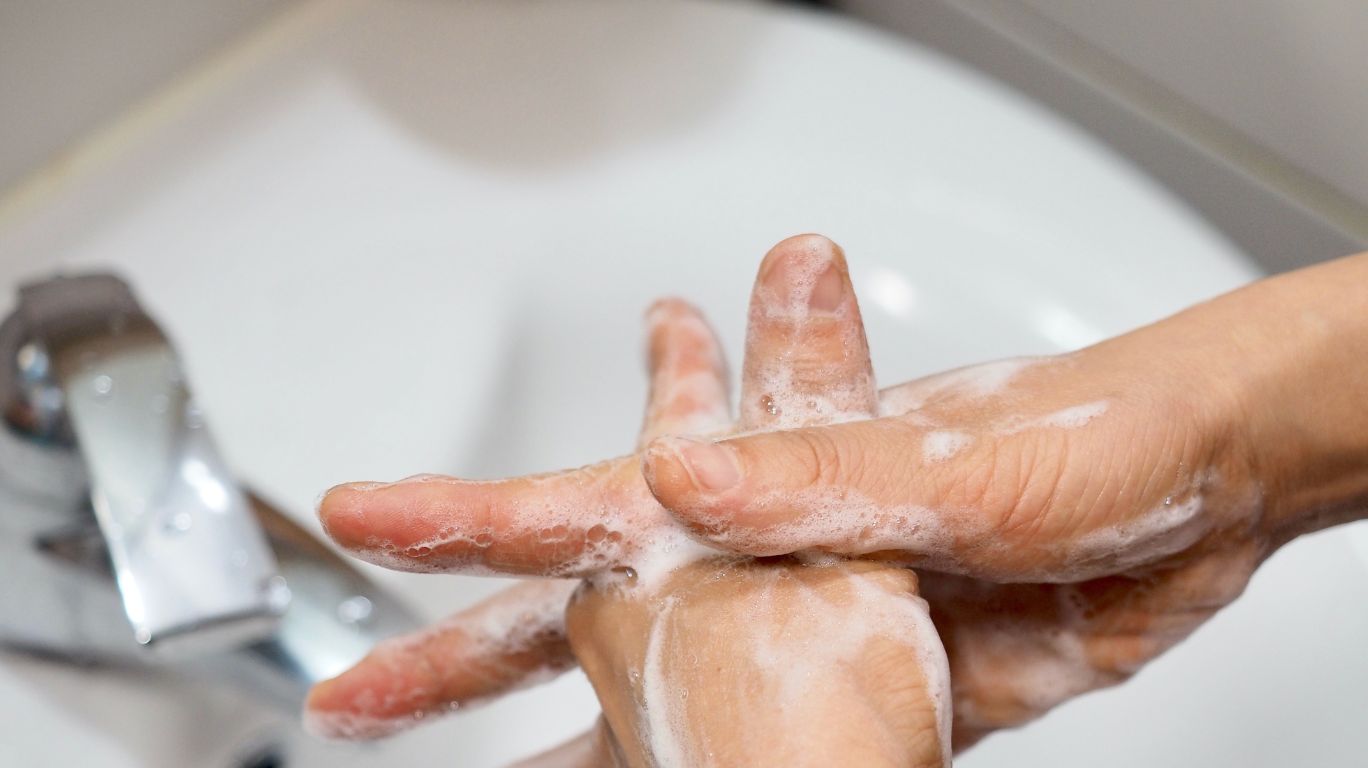 Cold Pressed Coconut Oil நோய் தொற்றுகளைத் தடுக்க இயற்கையான பாதுகாப்பு பரிசாகும்.