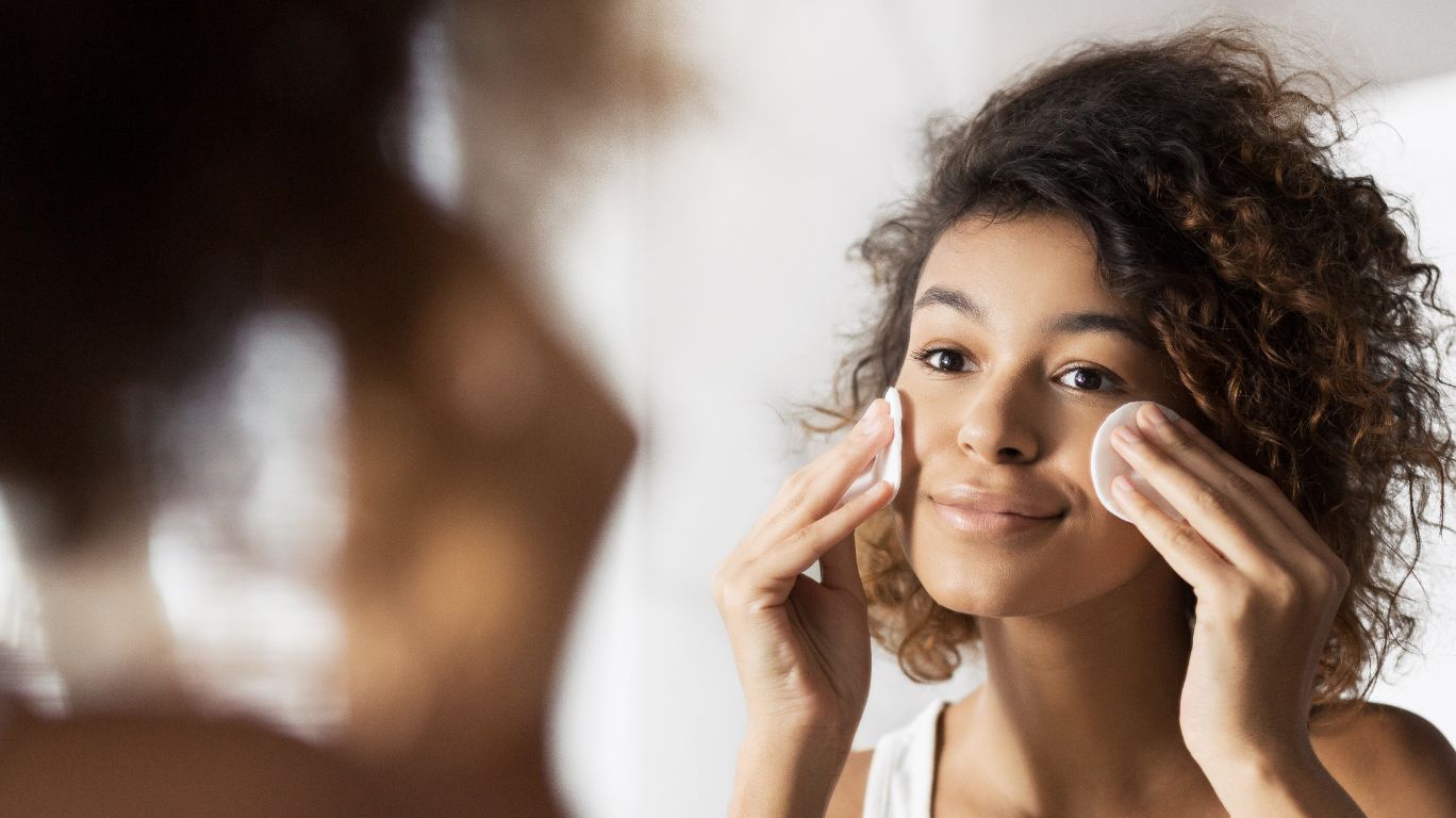 Cold Pressed Coconut Oil ஒரு பாதுகாப்பான, இயற்கையான மேக்கப் ரிமூவராக செயல்படுகிறது.